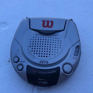 Wilson Travel Alarm Clock Radio AM FM Battery Operated